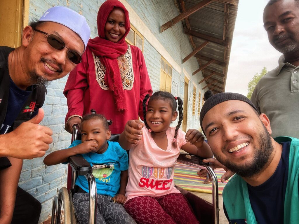 Keluarga bahagia tercipta jika anak2 menyejukkan hati ayahbonda. Namun harus diingatkan, jika ayahbonda inginkan anak2 yang menyejukkan hati, apakah anak2 tidak perlu ayahbonda yang menyejukkan hati mereka?