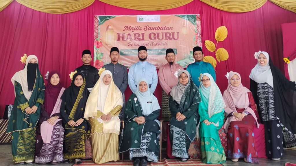 Guru adalah murabbi(pendidik) meliputi 3 tugasan penting iaitu mengajar, menjadi contoh teladan dan menuntun hati agar kenal Allahu Robbi. Siapa pun kita hari ini, kita tetap bergantung kepada orang lain untuk mengajar dan mendidik anak2 kita.